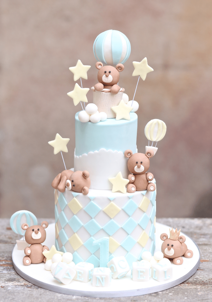 kisfiús szülinapi torta emeletes gyerek szülinapi torta